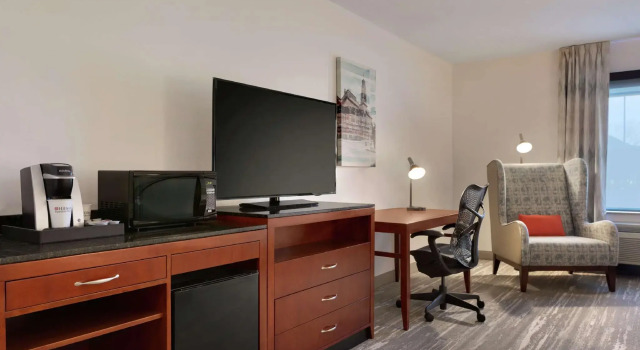 Четырёхместный номер Standard Hilton Garden Inn Troy