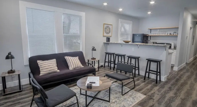 Impressive Cozy Historic 3BR Apt 101 Near Downtown, Забронировать Отель Сан-Антонио Bexar County, рядом с Delavan Tennis Stadium