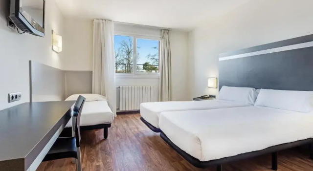 Трёхместный номер Standard B&B HOTEL Oviedo