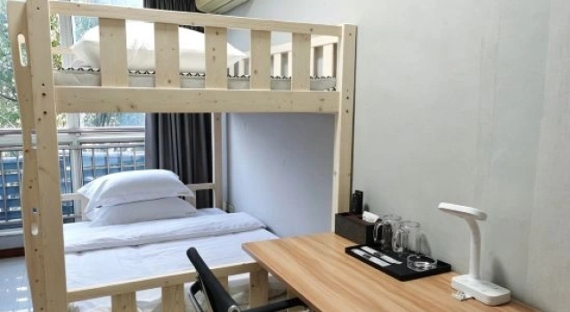 Кровать в общем номере (мужской номер) Luzhou Zhongyou Homestay