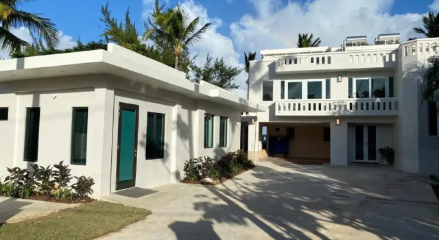 Вилла Newly Renovated 8 Bedroom Ocean Front Villa with Pool