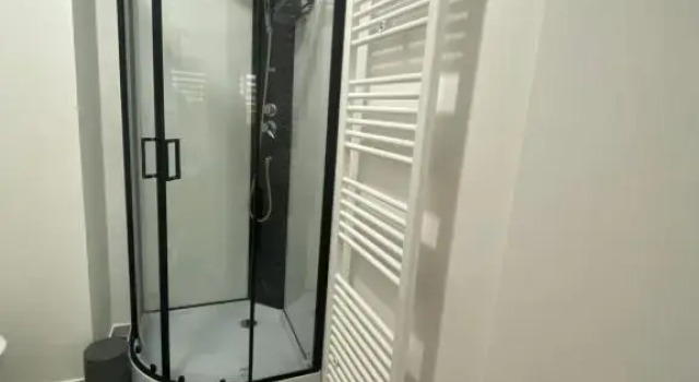 Superbe petite appartement lumineux bien décoré avec Netflix gratuit, Buchen Sie Ferienwohnung Hotels in Wallonien mit Parkplatz, Parkplätze