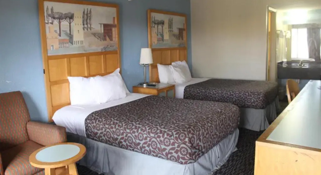Четырёхместный номер Deluxe Tampa Inn Near Busch Gardens