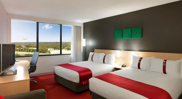 Четырёхместный номер Standard Holiday Inn Melbourne Airport by IHG