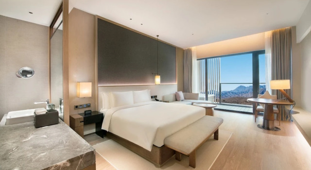 Двухместный номер Standard с балконом Crowne Plaza Zunhua Hot Spring Town by IHG