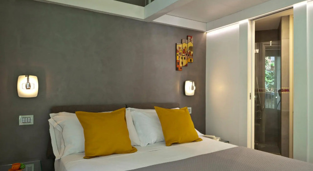 Elegant Apartment at Chiaia by Wonderful Italy