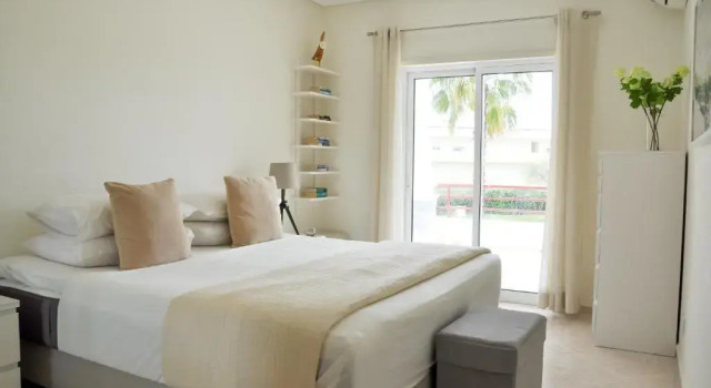 LovelyStay - 2BR Modern, Pool Access, Close to Marina & Beach