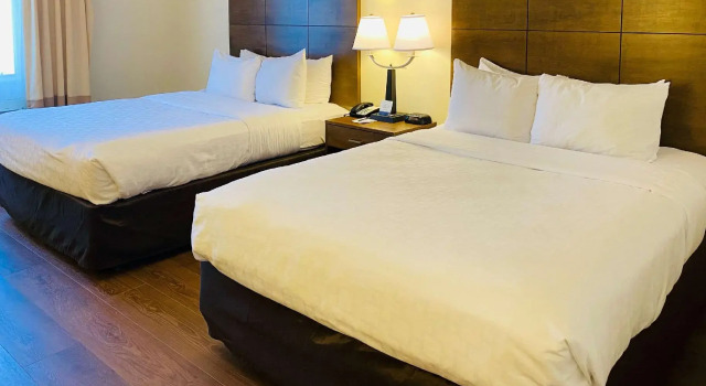Четырёхместный номер Standard с видом на бассейн Clarion Hotel & Conference Center Toms River