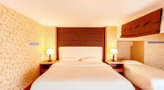 Люкс Deluxe Hua Qi Kaiserdom Hotel Zhongshan Road St Michaels Cathedral and Zhanqiao Pier Qingdao
