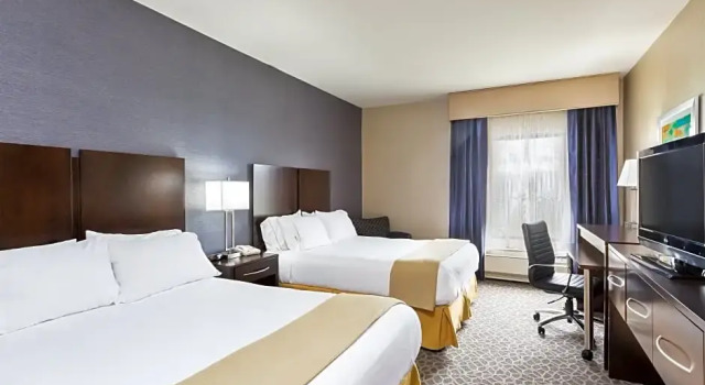 Четырёхместный люкс Holiday Inn Express Hotel & Suites Mt. Holly by IHG