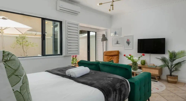Коттедж Stylish Sea Point Studio in Secure Complex Patio