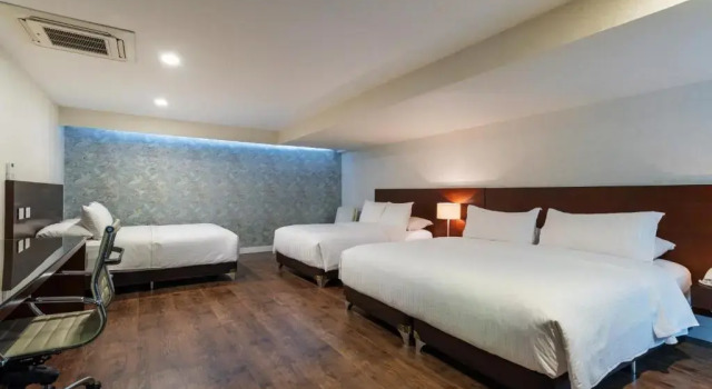 Трёхместный номер Deluxe Hotel Santa Barbara Boutique