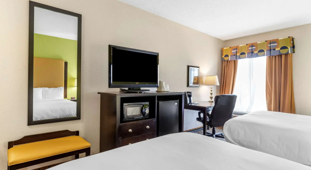 Четырёхместный номер Standard Comfort Inn & Suites Asheboro East