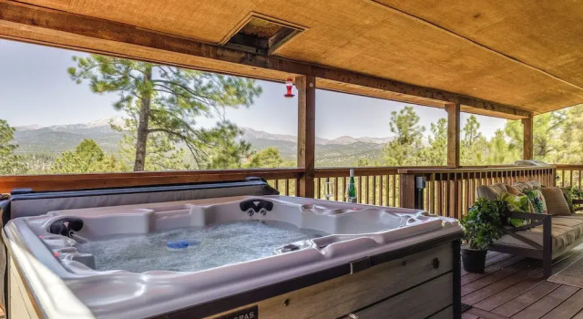 Коттедж с 4 комнатами с балконом Moondance Ruidoso Retreat w/ Hot Tub & Views