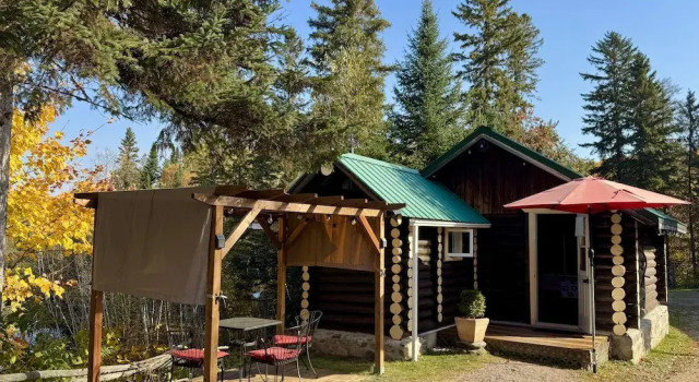 Трёхместный номер Standard с балконом и с видом на внутренний двор Domaine le Bostonnais - Le Village en Bois Rond