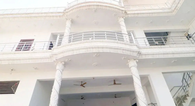 Hotel Pushp Vatika by OYO Rooms, Забронировать Отель Бивани штат Харьяна