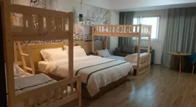Кровать в общем номере City Zhixuan Hotel