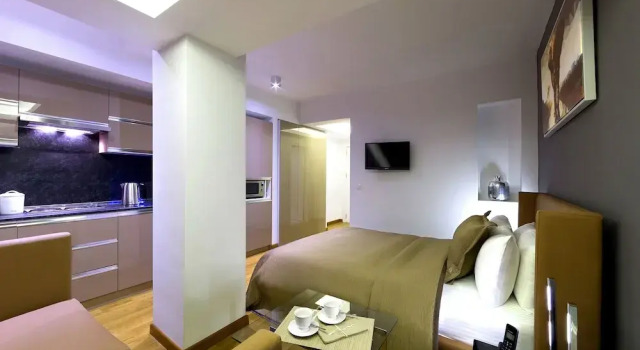 Номер Economy The Place Suit & Apartments