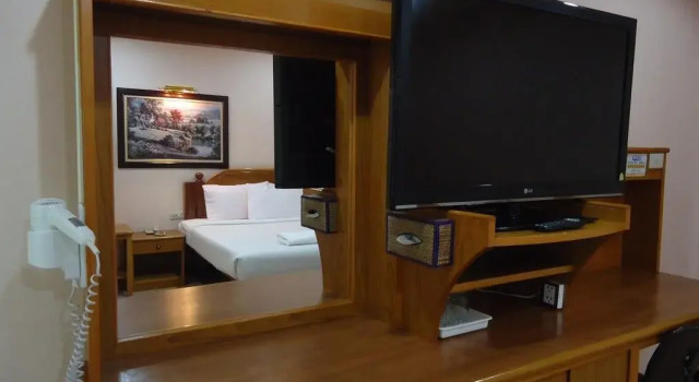 Phadaeng Hotel, Varaa Hotelli Hotellit North-Eastern Thailand pysäköinnillä, Pysäköinti