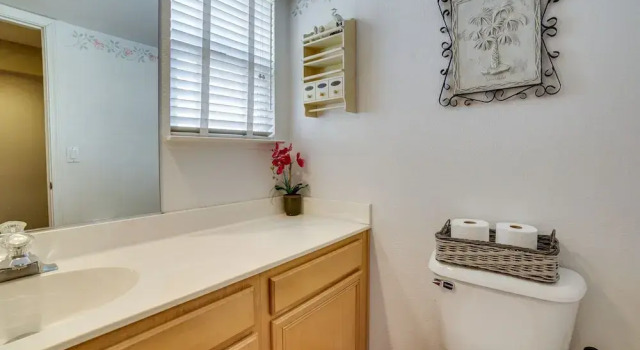 1 Mi to Downtown Reno: Spacious Home w/ Deck!, Забронировать Отель Рино США, рядом с Планетарий и научный центр Флейшманна