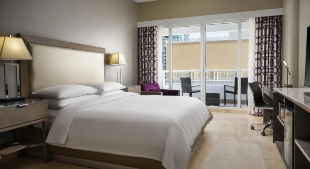 Двухместный номер с балконом и с видом на парк DoubleTree by Hilton Grand Hotel Biscayne Bay
