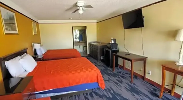 Четырёхместный номер Standard Deluxe Inn and Suites