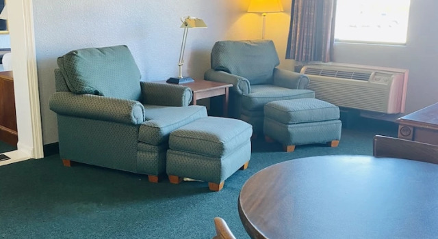 Полулюкс Travelers Place Inn & Suites