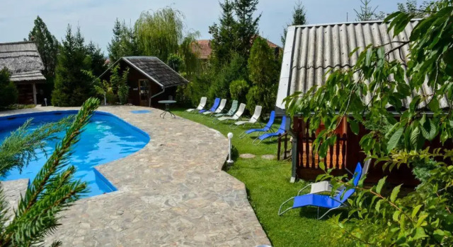 Бунгало с видом на воду Camping Robinson Country Club Oradea