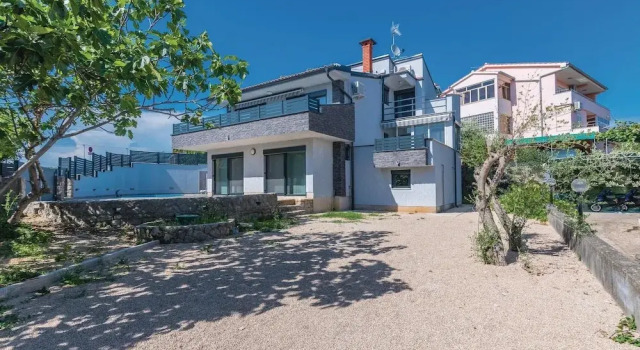 Amazing Home in Krk With 4 Bedrooms, Wifi and Outdoor Swimming Pool, Varaa Huoneisto Hotellit Kvarner Islands uima-altaalla, Uima-allas