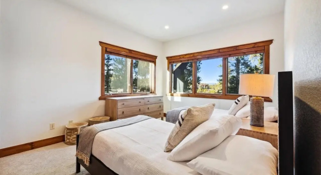Snowflake Ski In & Ski Out 4 Bedroom Townhouse by RedAwning, Rezerwuj Hotel Hotele w Vail Ski z parkingiem, Parking