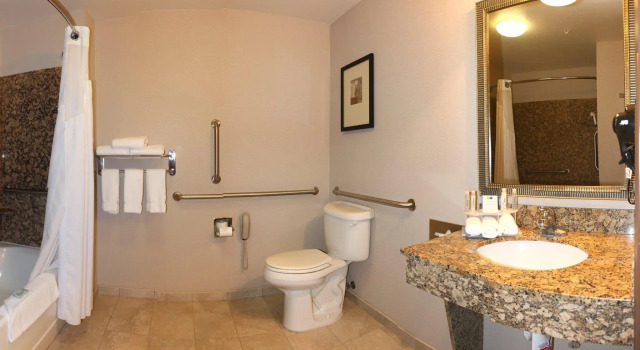 Четырёхместный номер Standard Holiday Inn Express Hotel & Suites Vancouver Mall-Portland Area by IHG