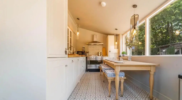 Cosey 2 Bed Cottage With Pool 35 Mins From London, Boek Vakantiehuis Hotels in Merseyside met zwembad, Zwembad