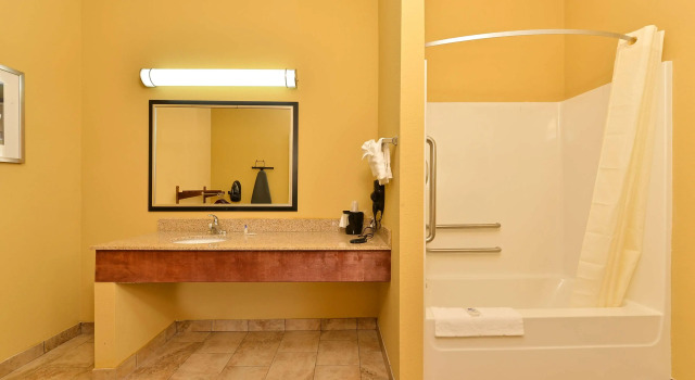 Четырёхместный номер Standard Americas Best Value Inn Tupelo