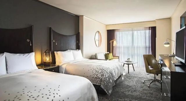 Четырёхместный номер Standard Renaissance Raleigh North Hills Hotel
