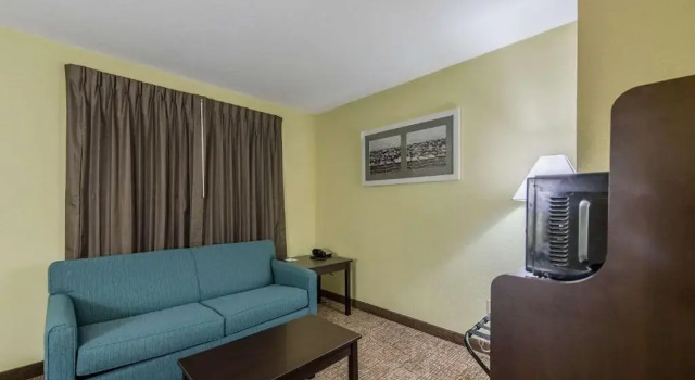 Люкс Superior Quality Inn & Suites University Area
