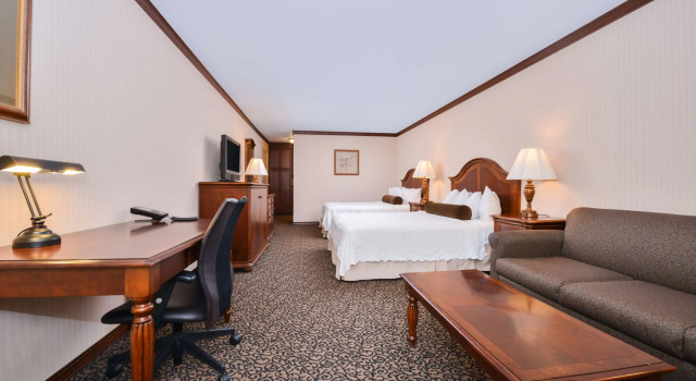 Четырёхместный номер Standard с видом на озеро Best Western Edgewater Resort