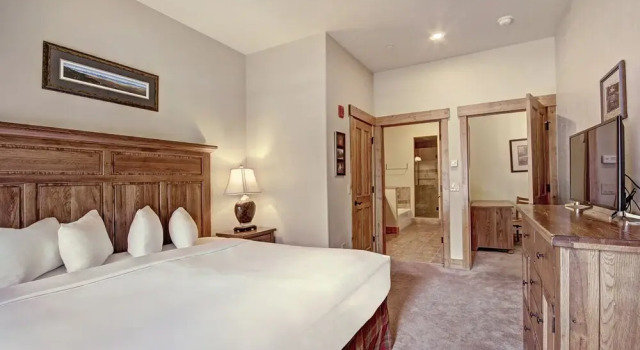 Номер Standard Cosmopolitan Decor + Spacious 3br In Downtown Breck Sleeps 8 3 Bedroom Townhouse by RedAwning