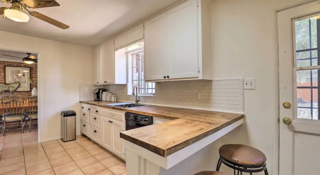 Коттедж Pet-friendly Home, 4 Miles to U of A Campus