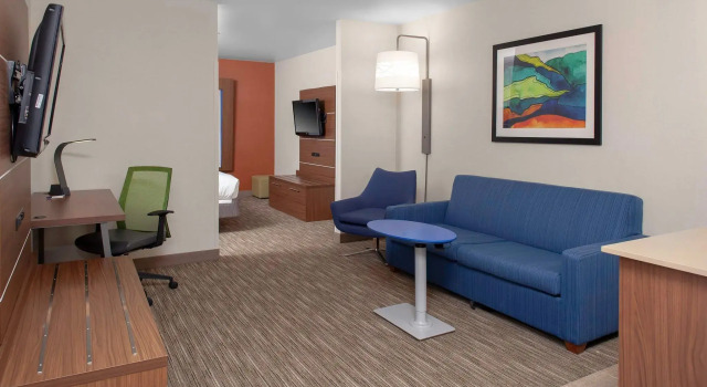 Четырёхместный люкс Holiday Inn Express & Suites Interstate 90 by IHG