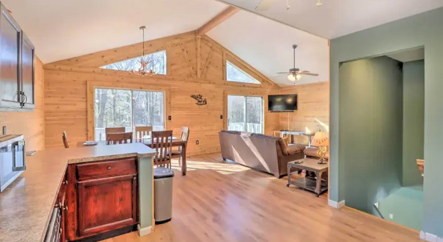 Коттедж с 5 комнатами с балконом Hike & Swim: Family Home in Albrightsville!