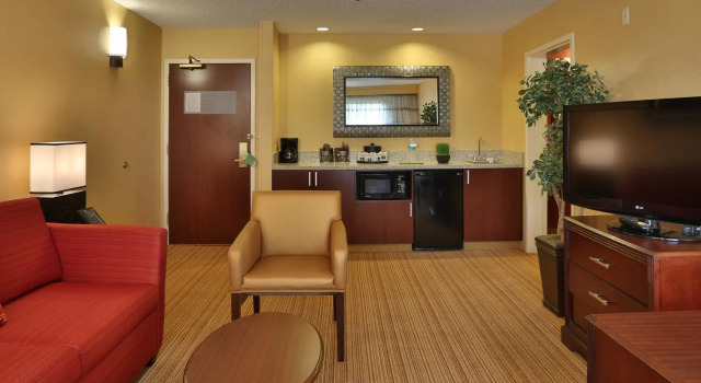Двухместный люкс с 2 комнатами Courtyard by Marriott Springfield Airport