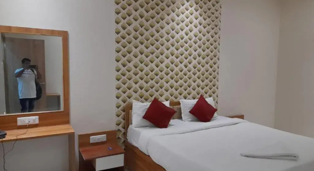 Hotel Shubharambh Lodging & Boarding By WB Inn, Prenota Hotel Dive Maharashtra