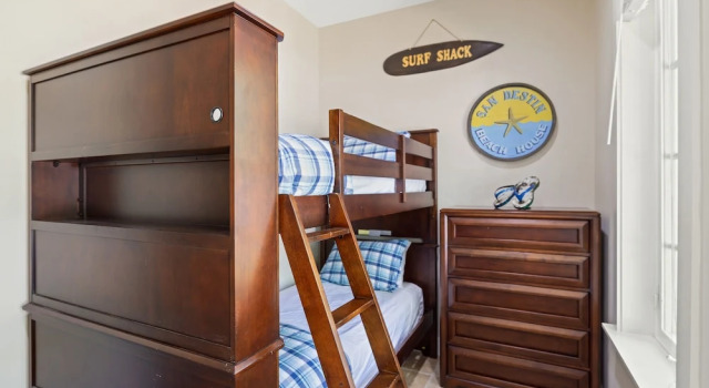 2465 Bungalo 4 Bedroom Home by RedAwning, Varaa Villa Hotellit Emerald Coast uima-altaalla, Uima-allas