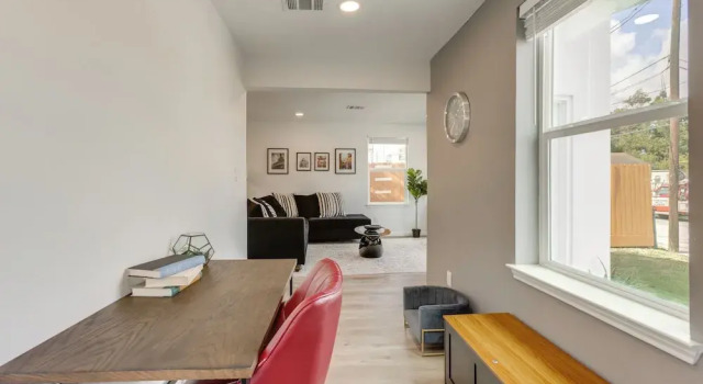 Updated Home w/ Hot Tub in Houston's Northside!, Book Feriehus Sommerhuse i Houston, Hytte