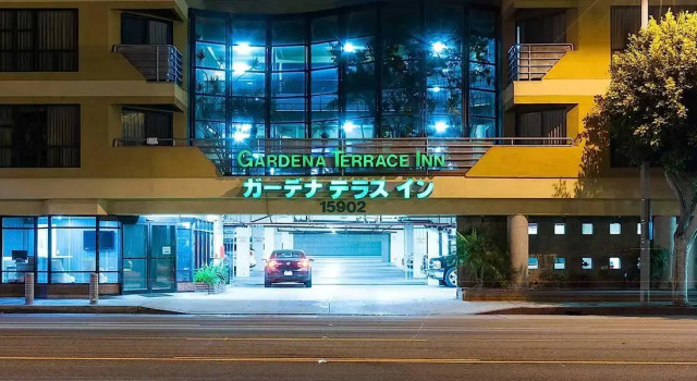 Кровать в общем номере Gardena Terrace Inn