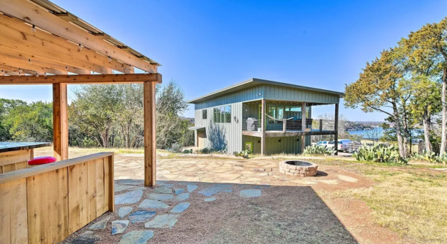 Коттедж с 2 комнатами с балконом Lake Granbury Views + Game Room! Modern Escape