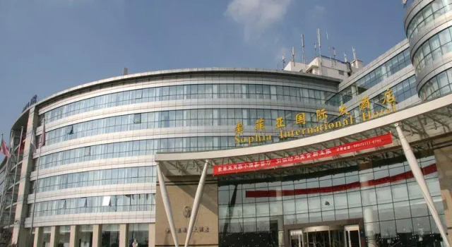 Пятиместный люкс Deluxe с 3 комнатами Qingdao Sophia International Hotel