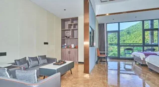 Люкс Deluxe с балконом Shili Yintan Hotel