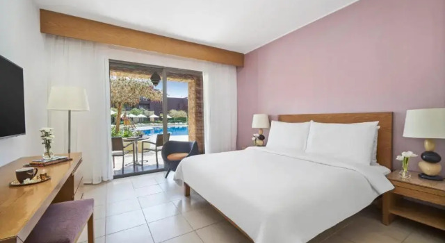 Семейный номер Superior с видом на бассейн Mövenpick Resort & Spa Tala Bay Aqaba