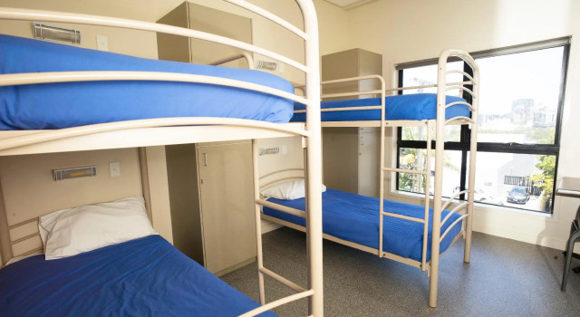 Кровать в общем номере YHA Brisbane City